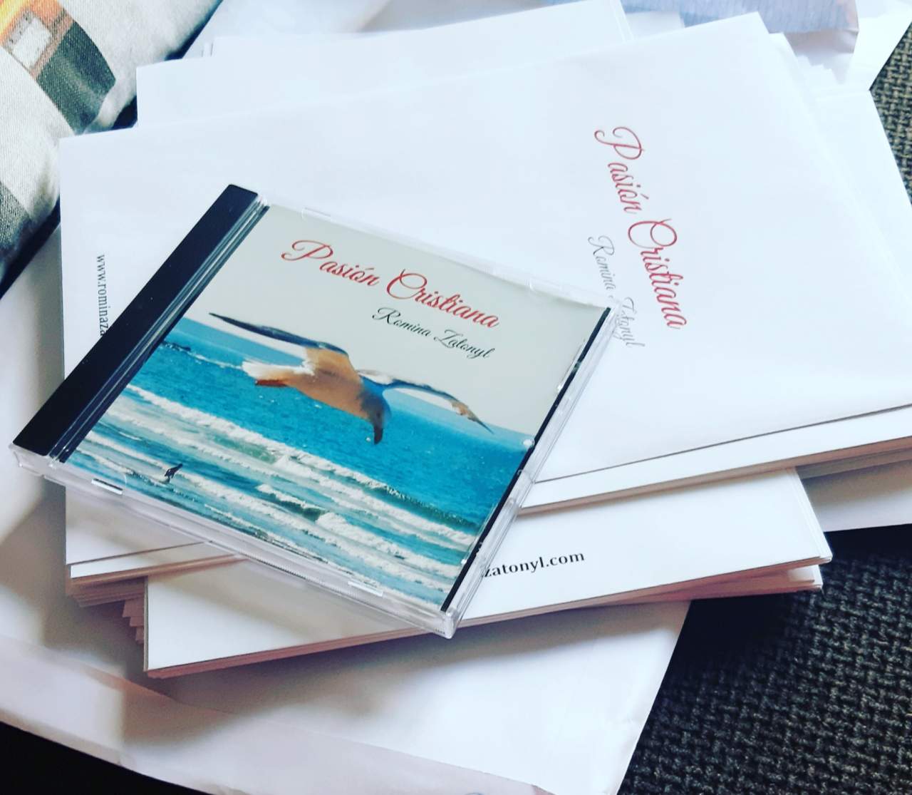 Pasión Cristiana, el poemario de dos ediciones escrito por Romina Zatonyl