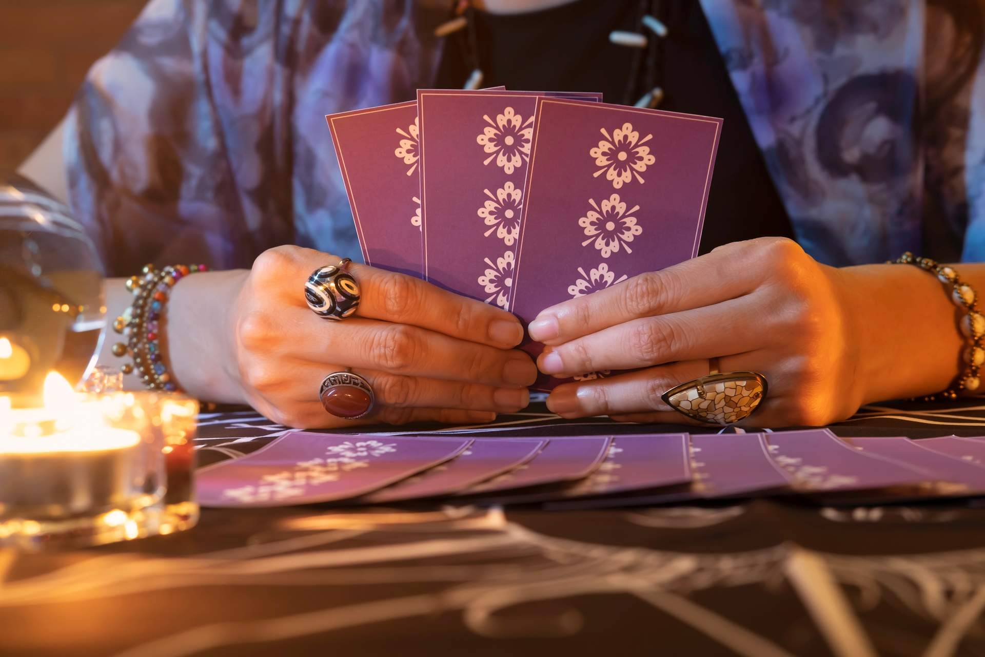 Universo del Tarot: videntes verdaderas, buenas y económicas que atienden las 24 horas del día