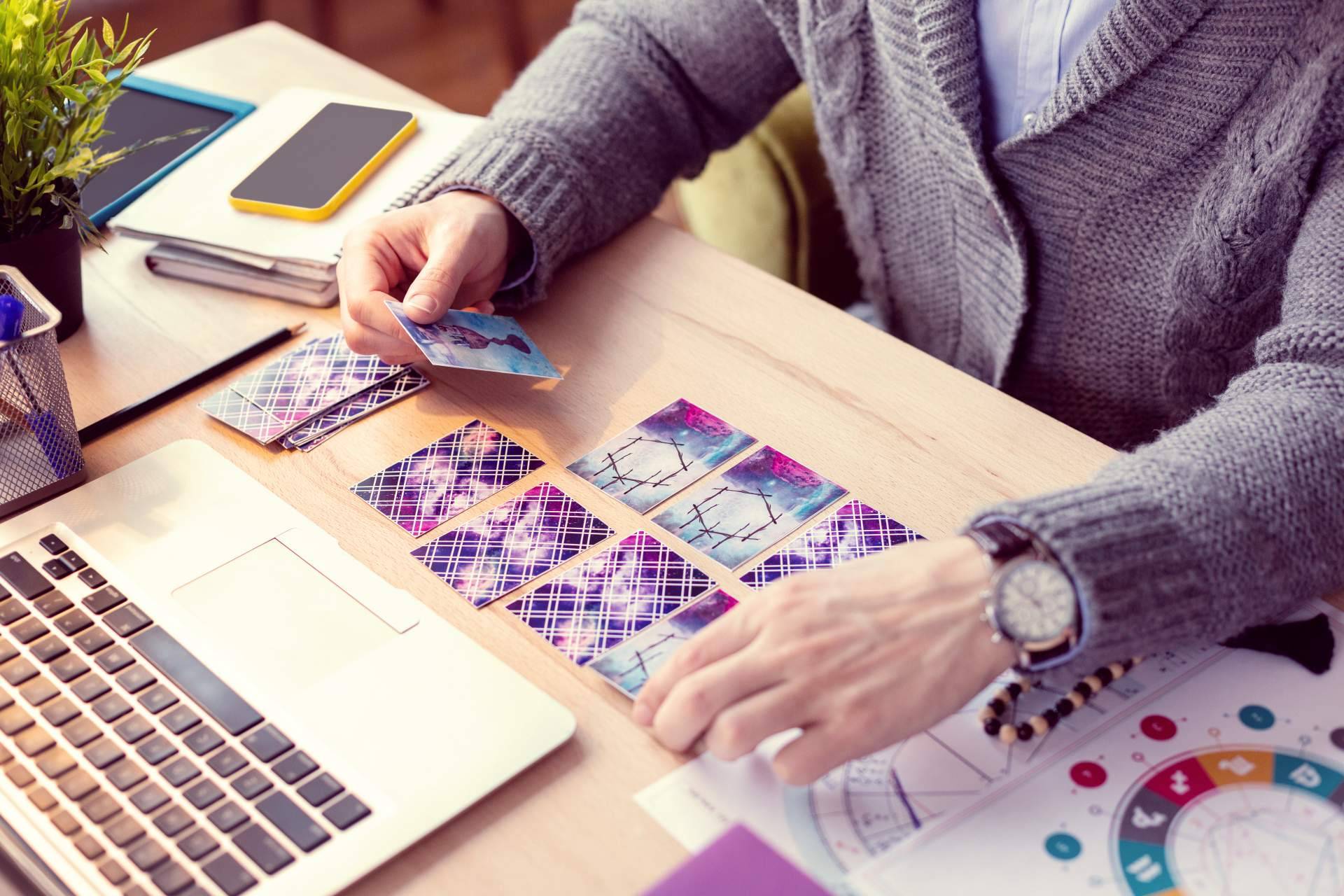 El amor con el Tarot David y Ángelo: vidente y tarotista bueno y económico con atención personalizada