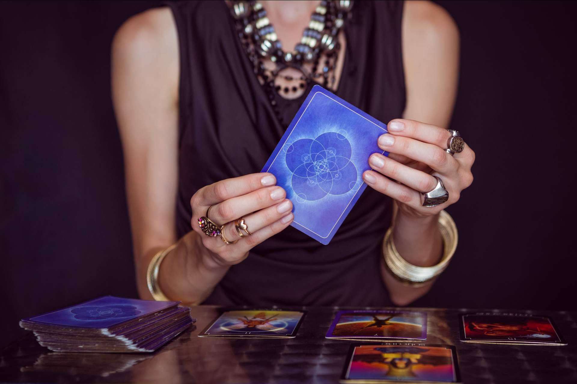 Manuela Moreno: videncia de tarot y horóscopos