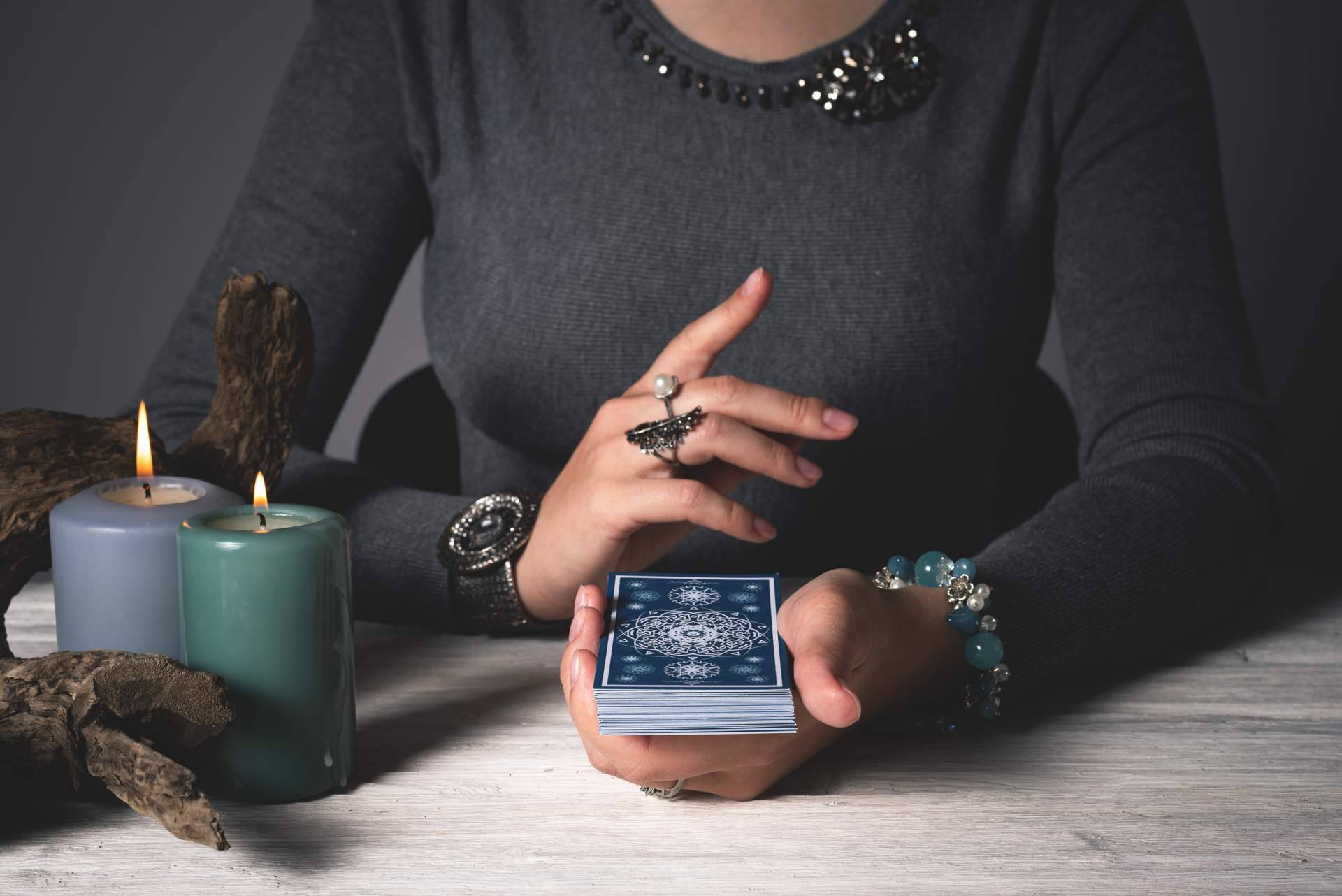 ¿Cuáles son los beneficios de la lectura del tarot? por la vidente profesional Silvia Sedano