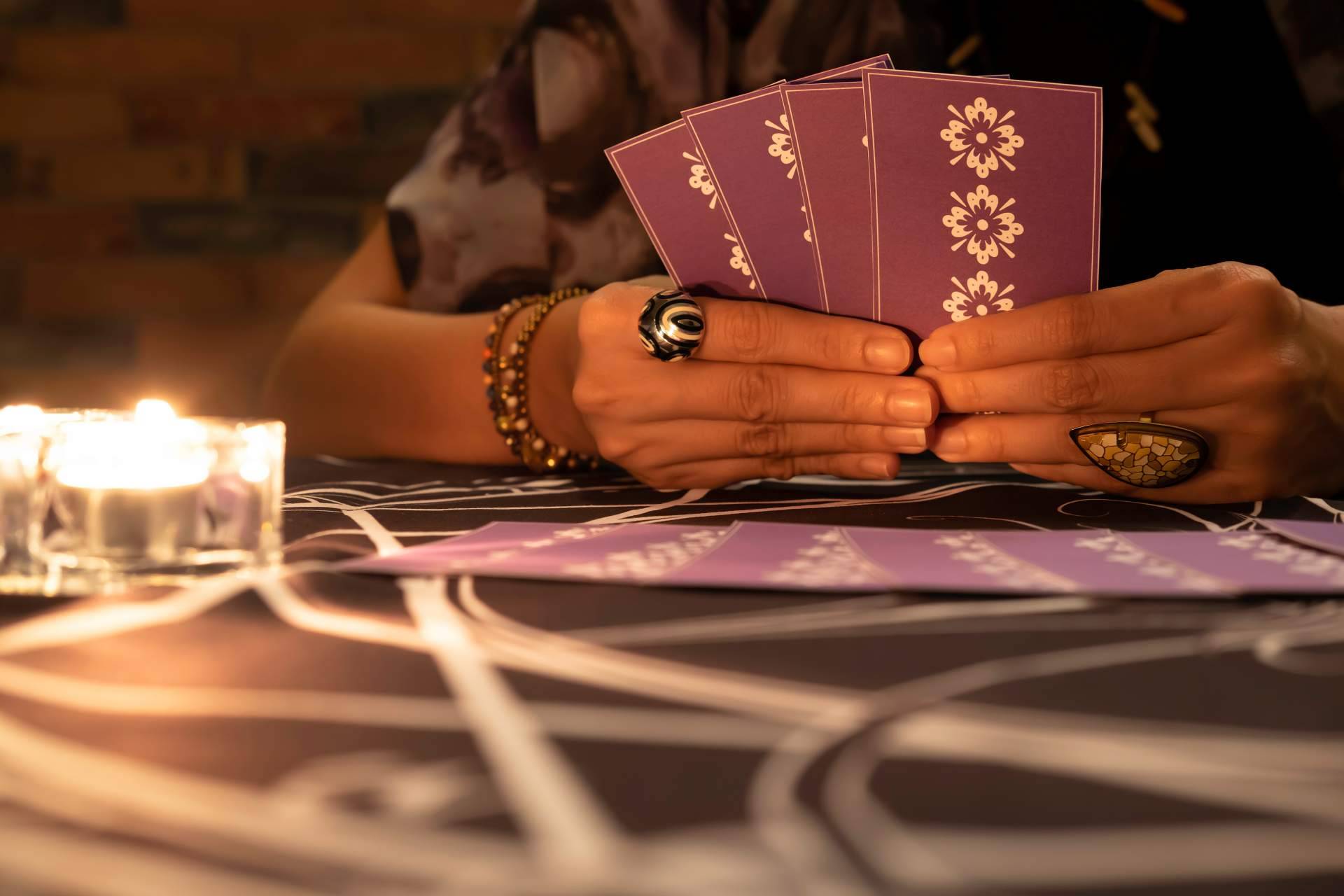 Manuela Moreno y su equipo de videntes profesionales ofrecen un servicio de tarot en La Casa del Tarot y Videncia