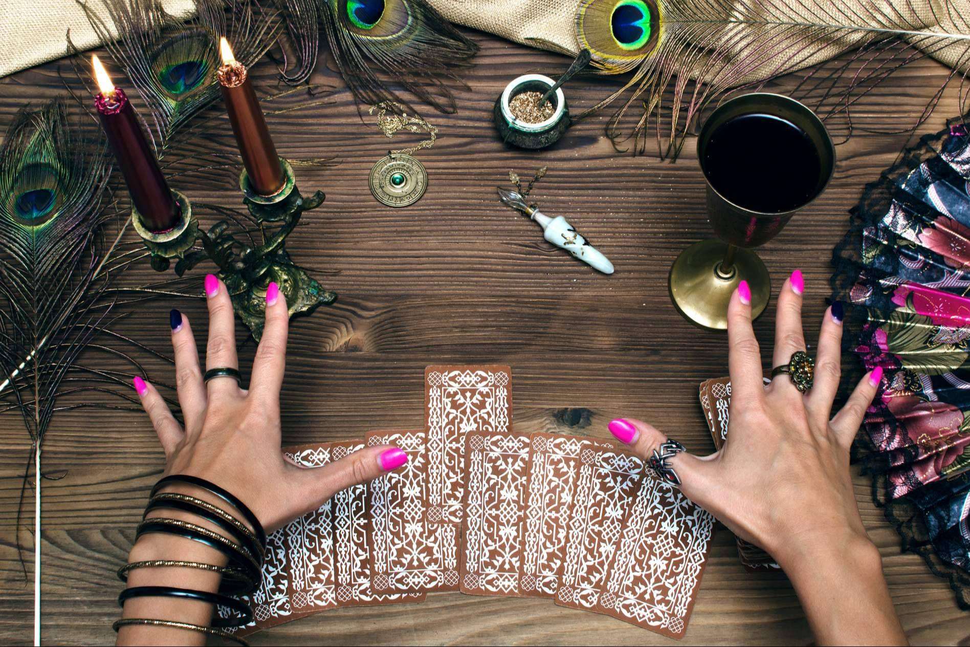 El tarot del amor de La Casa del Tarot y Videncia. ¿Cómo hacer una tirada de cartas correcta?