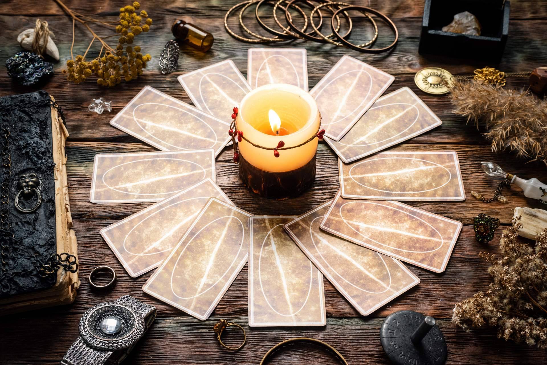 Los servicios tarot del amor por visa y tarot 806 de la vidente Alicia Caballero