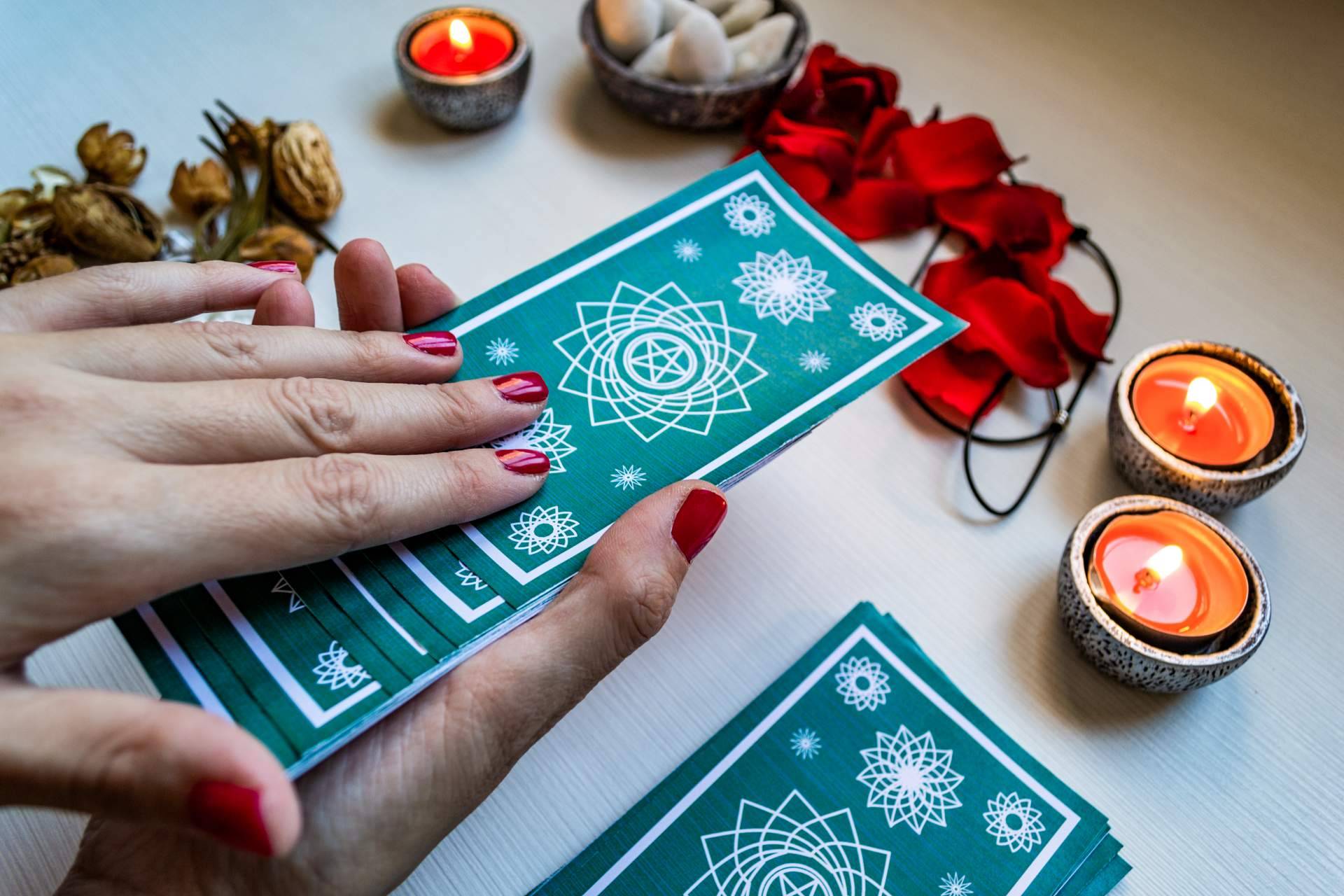 La intuición y talento de una vidente natural, reunidos en el Tarot de Alicia