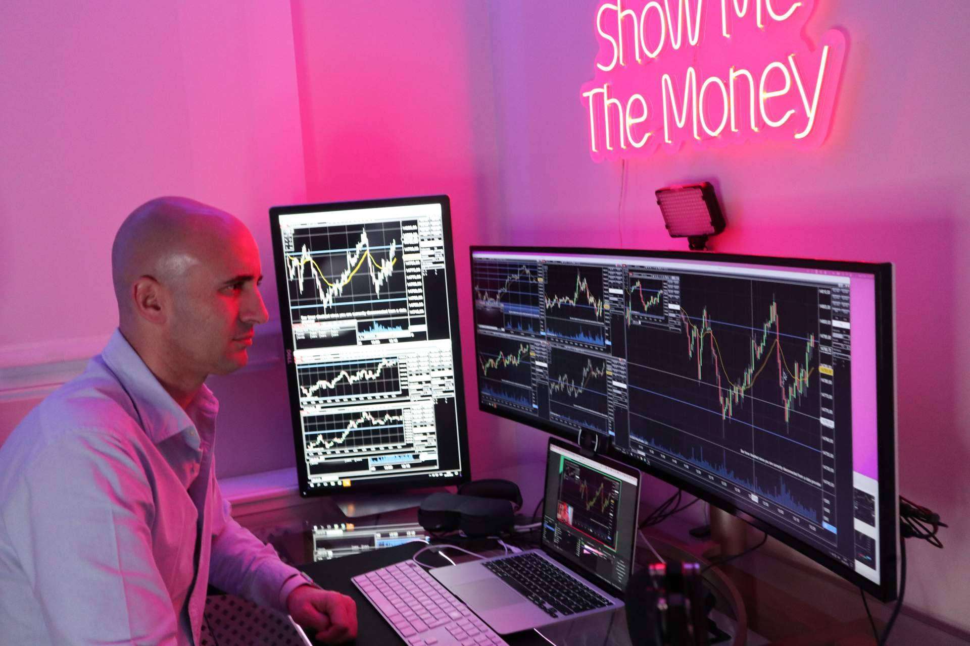Víctor Gómez, el primer trader que invierte en directo desde 2014