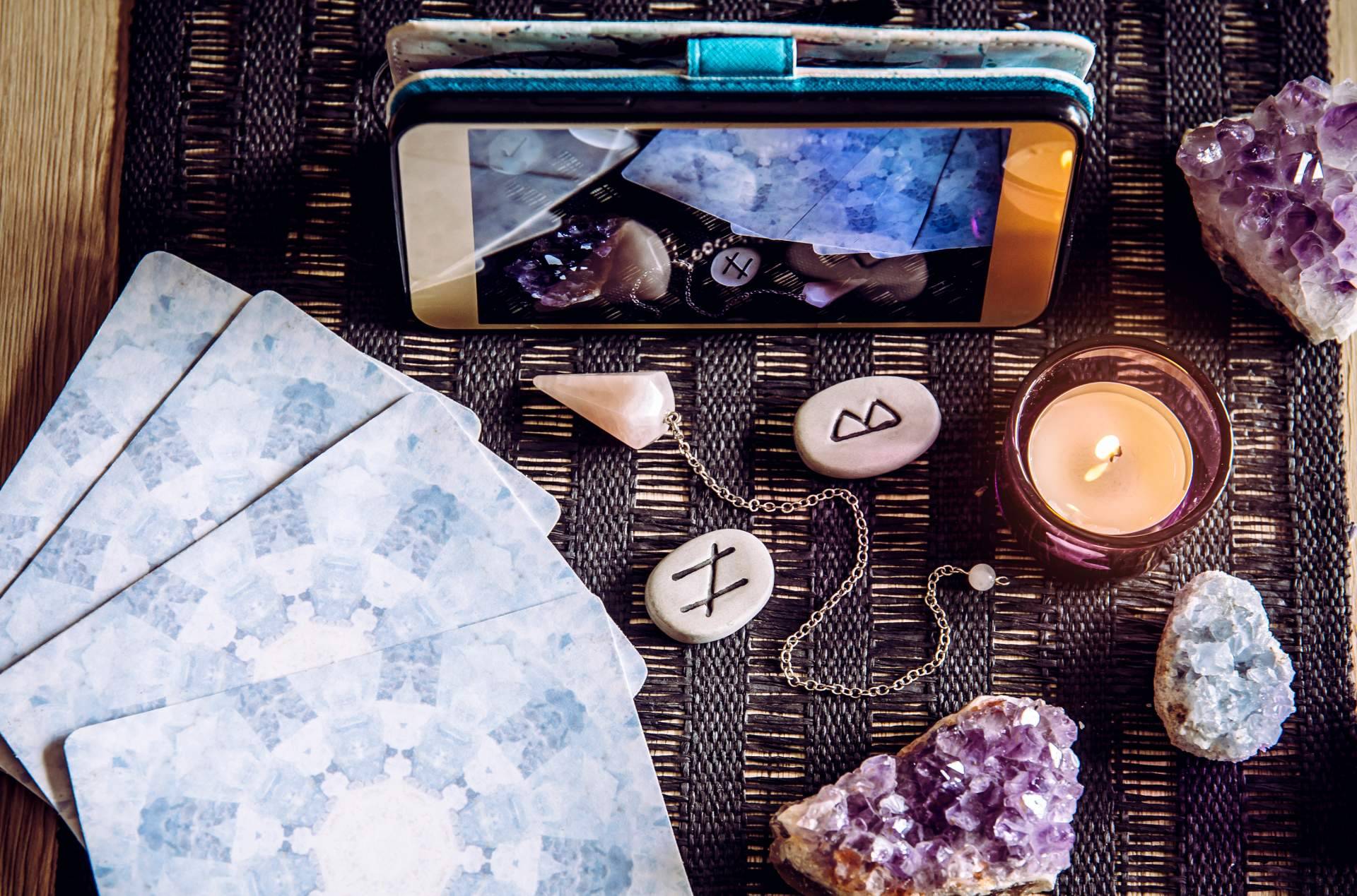 Auguria Tarot ofrece consultas tarot por WhatsApp
