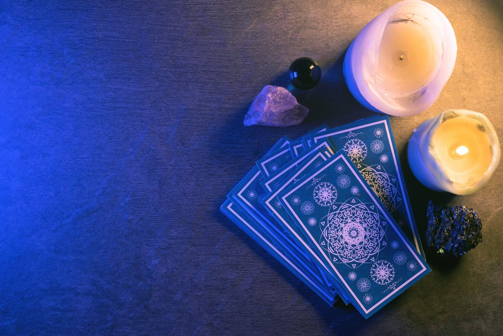 Alicia Caballero, la vidente natural que ejerce sus dotes a través del tarot, la baraja española y el péndulo