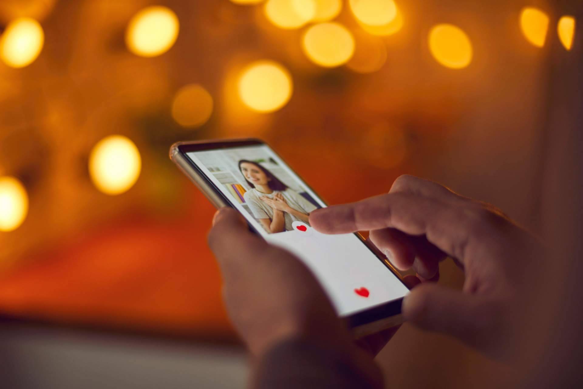 La importancia de encontrar a personas que compartan gustos similares, con Solo Adultos Dating