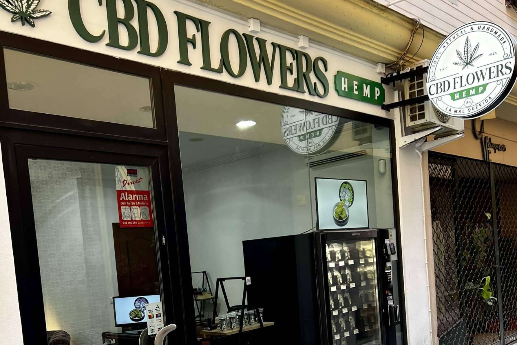 Máquina vending expendedora de CBD 24h con CBD FLOWERS By La Mal Querida en Sevilla
