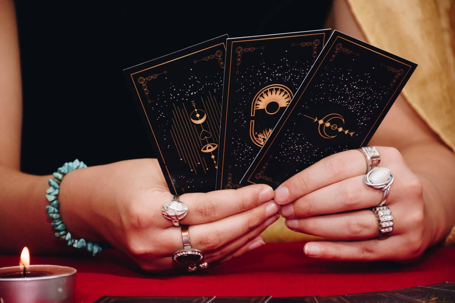 Astros de Luz ofrece sesiones de tarot y videncia telefónica