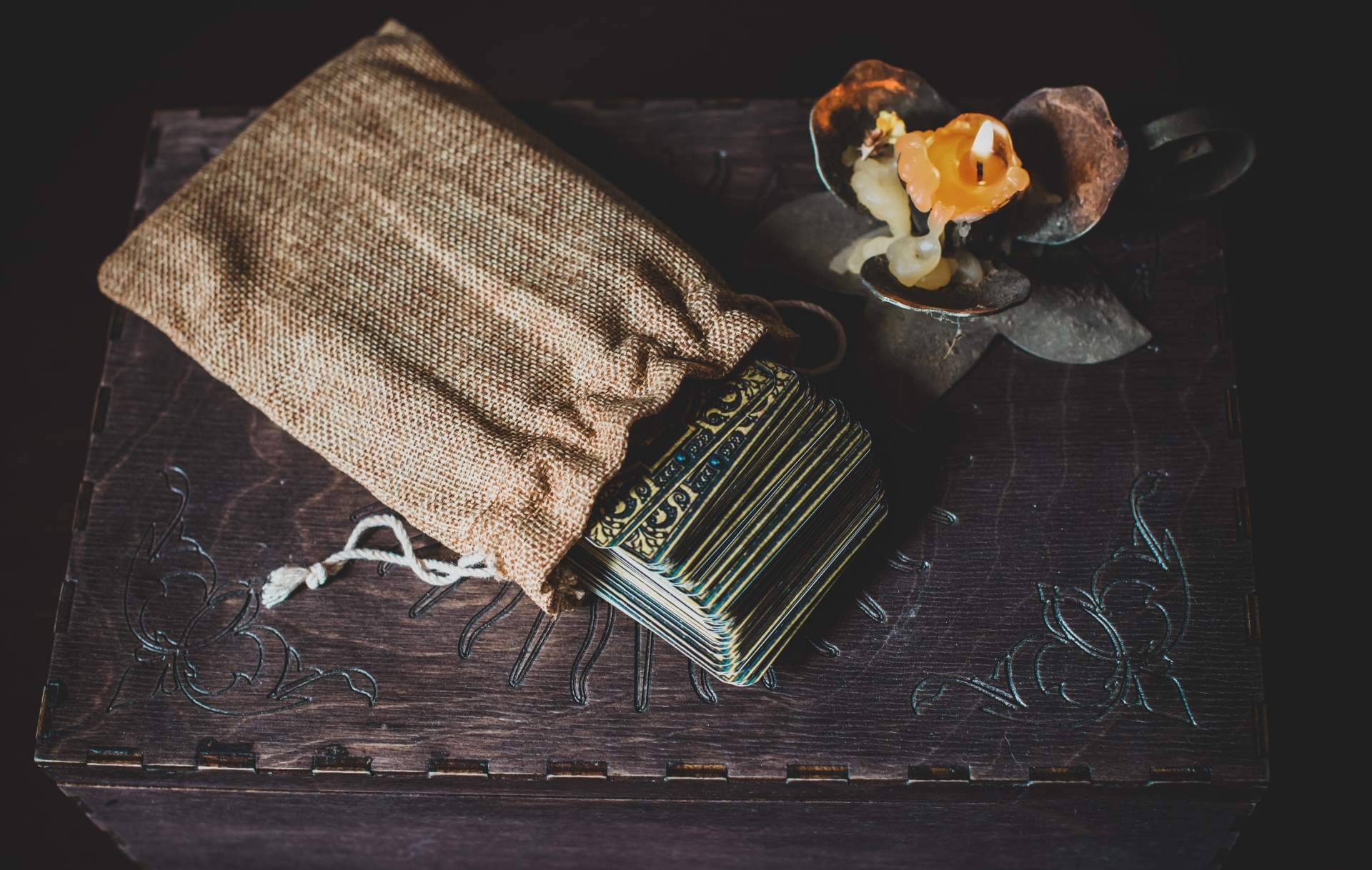 Esclarecer el camino en etapas convulsas como la actual tiradas tarot del trabajo, con Tarot Gitano