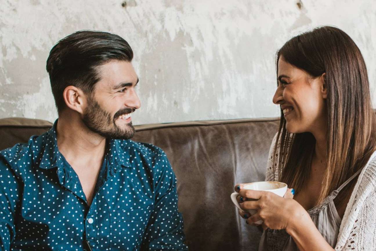 Speed dating en Barcelona con dinámicas de juego, ideal para conocer gente este San Valentín