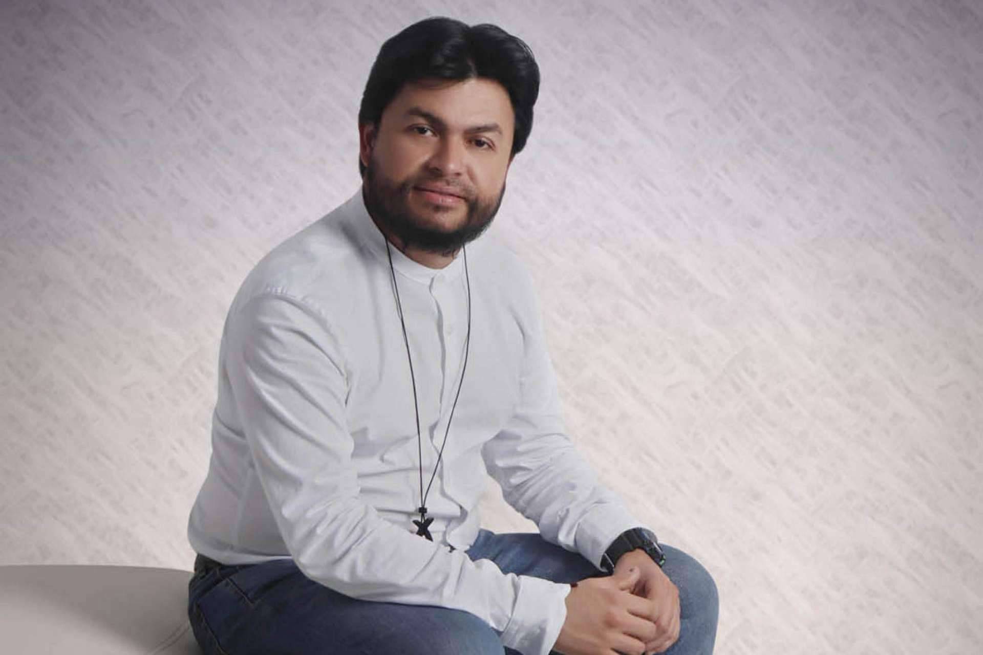Conociendo al Padre Camilo Cardozo, el sacerdote católico que ayuda a sanar y avanzar en la vida