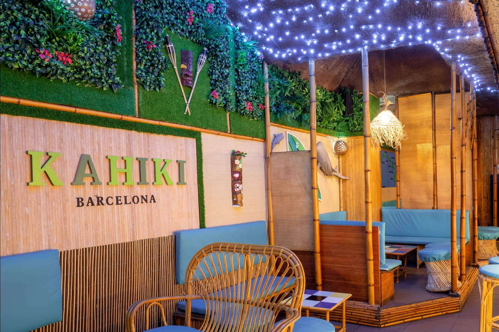 Kahiki reinventa la coctelería hawaiana en Barcelona con sabores exóticos y una ambientación única