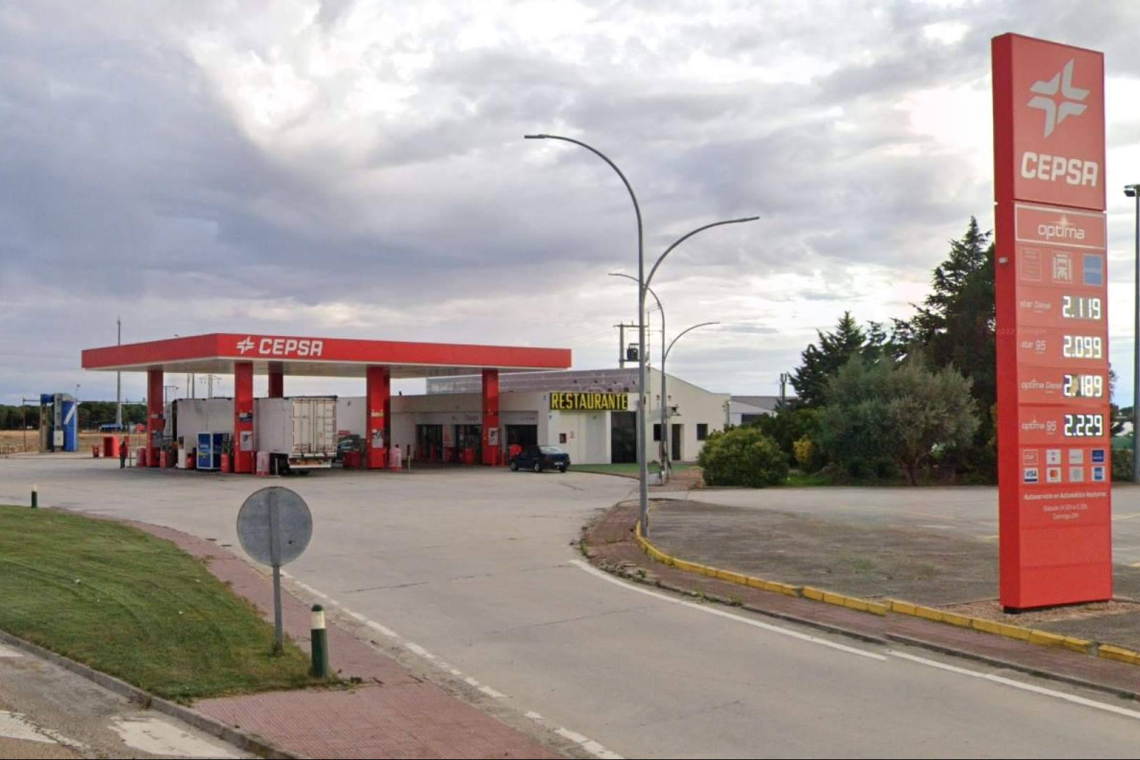 Sale a subasta una estación de servicio en explotación en Alcazarén (Valladolid) por 300.000 € junto con 3 depósitos de hidrocarburos