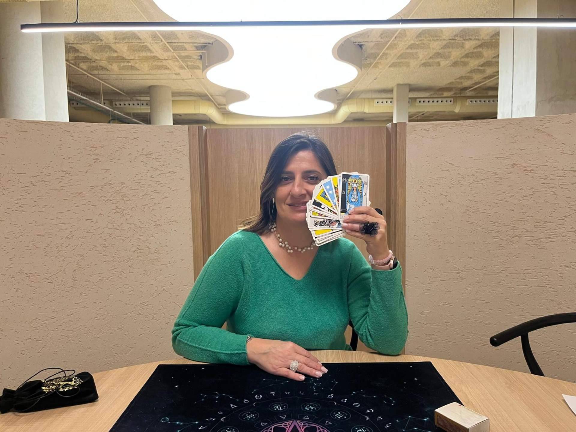 El fenómeno Natalia Corral; el tarot evolutivo y el auge del Tarot online entre nuevas generaciones